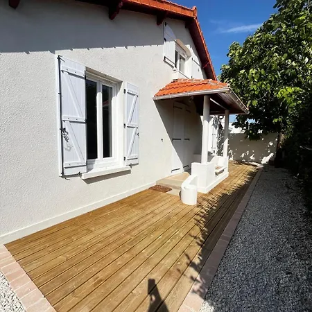 La Sapiniere Air-conditioned Within Walking Distance فيلة